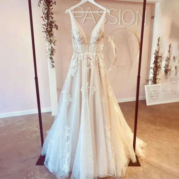 Elegant Pearls Wedding Dress V-Neck Golden Bridal Tulle Gowns Fashion